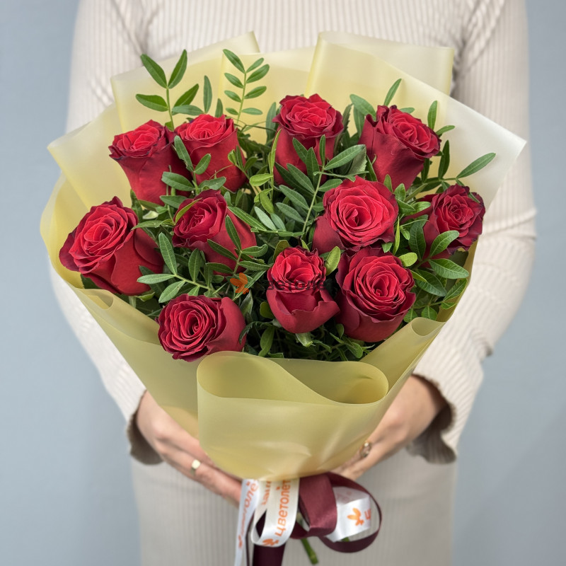 Букет из 11 красных роз с зеленью