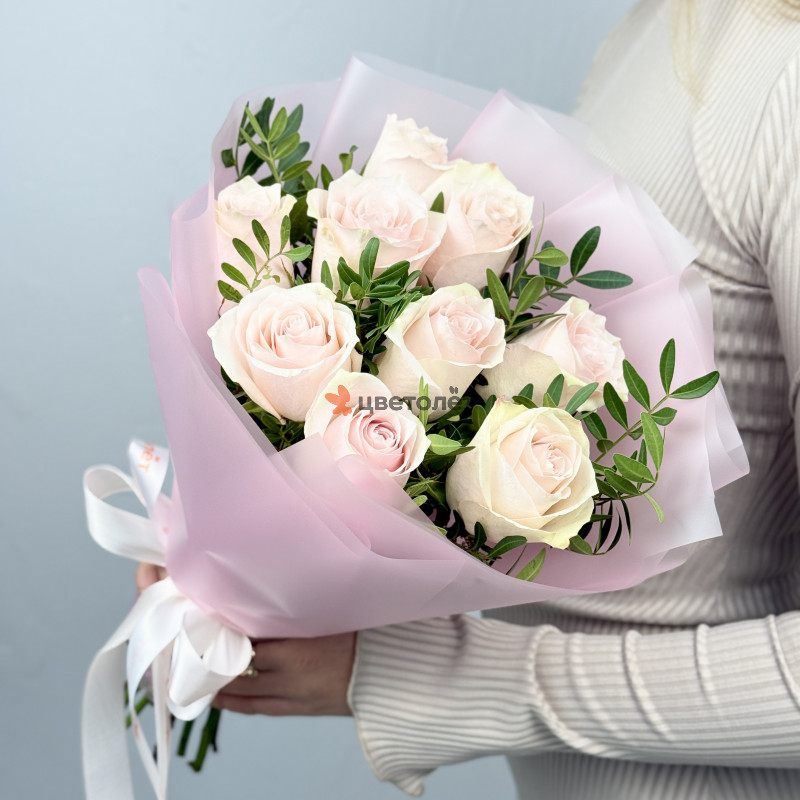 Букет из 9 розовых роз с зеленью